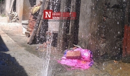 'Đài phun nước' cao tới 4m bất ngờ xuất hiện giữa đường nhựa